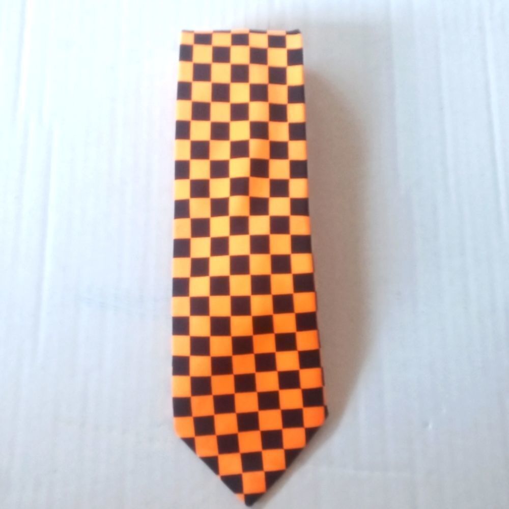 Beautiful tie.  ( Bag Y )